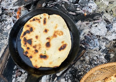 Madbrød bagt over bål