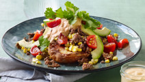 Halve bagte kartofler med avocado, okse og koriander