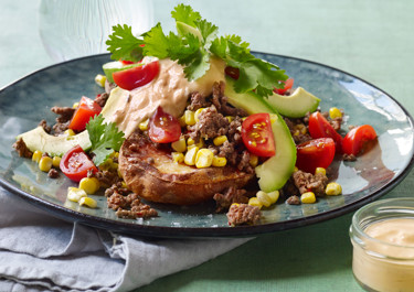 Halve bagte kartofler med avocado, okse og koriander