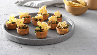 Krustader med svamp, rökt gräddfil och cheddarchips