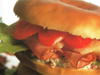 Skinksmörgås med soltorkad tomat och basilika