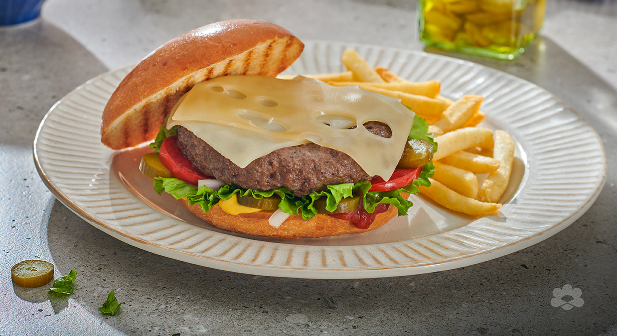 برجر لحم مع جبنة الامنتال