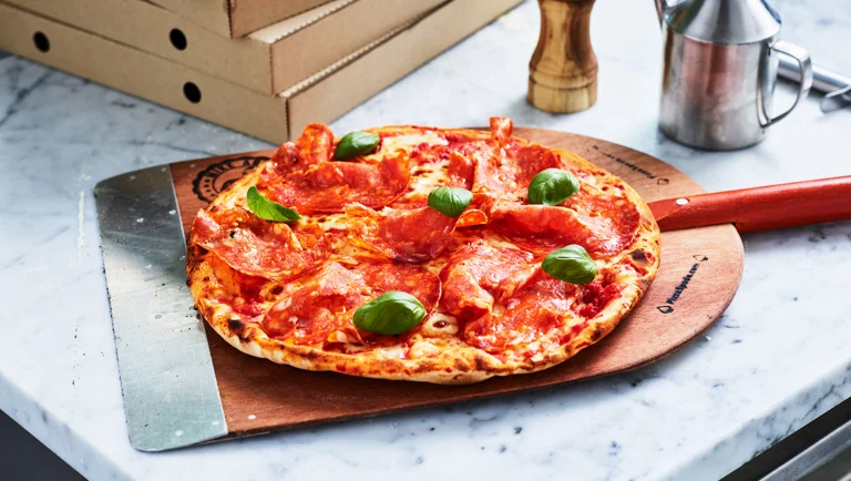 Pizza au salami et basilic frais