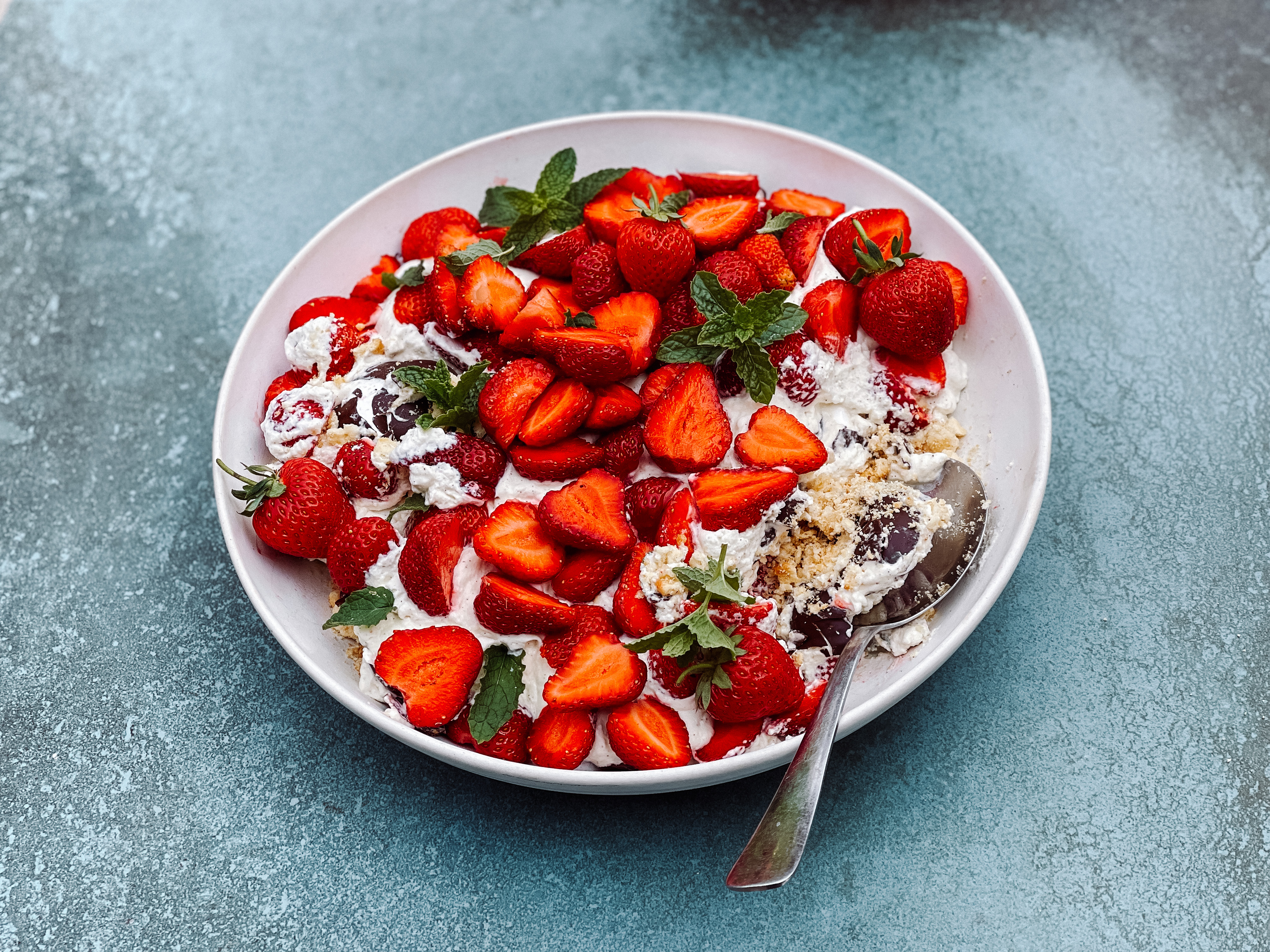 Flødebolledessert med jordbær