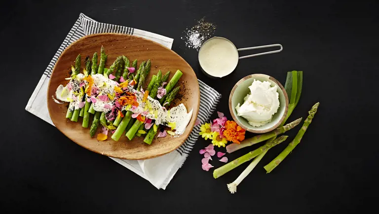 Grønn asparges med fersk ostekrem, blomster og stekt vårløk