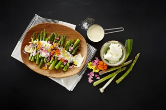 Grønn asparges med fersk ostekrem, blomster og stekt vårløk