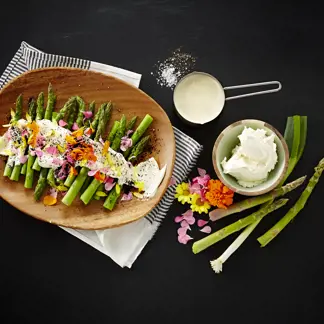 Grønn asparges med fersk ostekrem, blomster og stekt vårløk