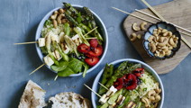 Buddha bowl med grillede ostespyd