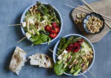 Buddha bowl med grillede ostespyd