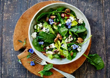 Violsalat med blåskimmel og valnødder