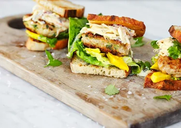 Kycklingburgare med currycoleslaw