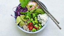 Poke Bowl med laksemousse og hytteost