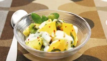 Exotisk fruktsallad med vit kokoschokladsås
