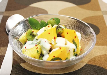 Exotisk fruktsallad med vit kokoschokladsås