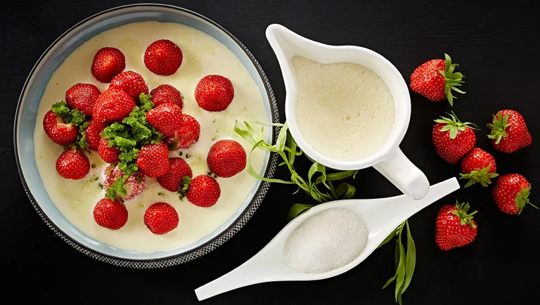 Jordbær med fløde og estragonsukker