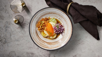 Löjrom med potatiskräm, lagrad ost och färsk pepparrot