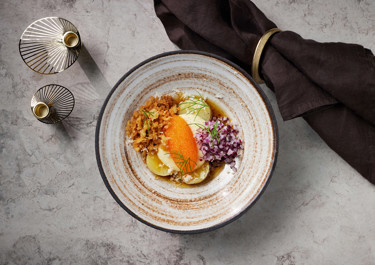 Löjrom med potatiskräm, lagrad ost och färsk pepparrot