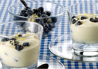 Valkosuklaamousse ja mustikoita