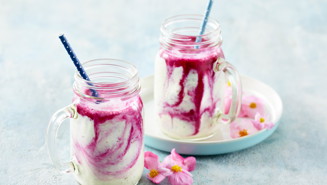 Vaniljesmoothie med rødbedestriber