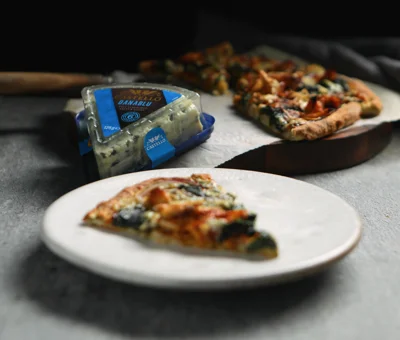 Pizza mit dänischem Blauschimmelkäse und BBQ-Hähnchenbrust