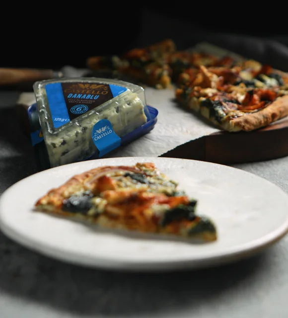 Pizza mit dänischem Blauschimmelkäse und BBQ-Hähnchenbrust