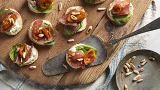 Crostini med färskost, bresaola och pinjenötter