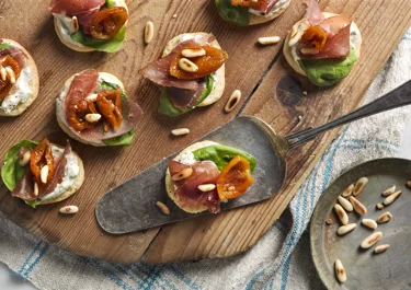 Crostini med färskost, bresaola och pinjenötter