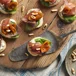 Crostini med färskost, bresaola och pinjenötter