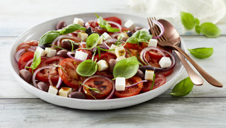 Tomatsalat med hvid ost og oliven