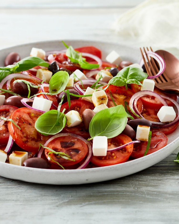 Tomatsalat - Græsk opskrift m. hvid ost, løg & dressing | Arla