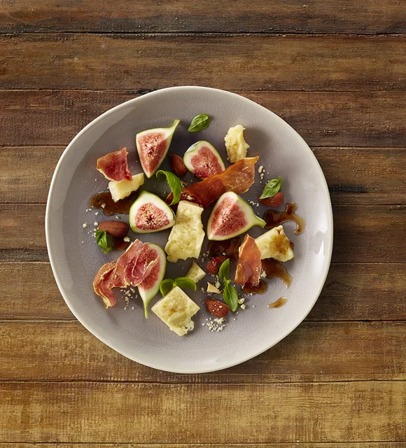 Fromage Havarti âgé avec jambon de Parme croustillant, amandes grillées et figues