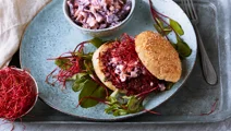 Rödbetsburgare med röd coleslaw