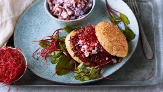 Rödbetsburgare med röd coleslaw
