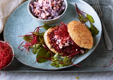 Rödbetsburgare med röd coleslaw