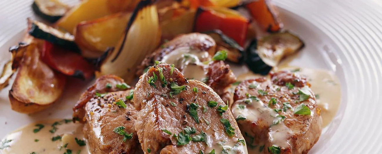 Fläskfilé med klyftpotatis och rödvinssås