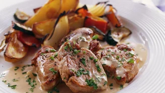 Fläskfilé med sås och ugnsstekta grönsaker