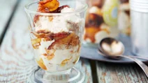 Trifle med kanelbullar och stekta äpplen