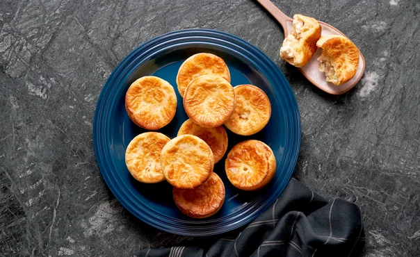 Muffins med Castello® Ananas og Mandel flødeostfyld