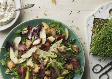 Sallad med rostbiff, krasse och päron