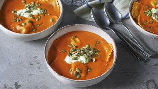 Tomatsoppa med pasta och pestocrème