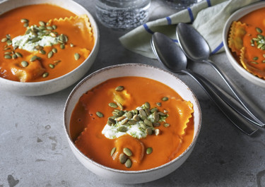 Tomatsoppa med pasta och pestocrème