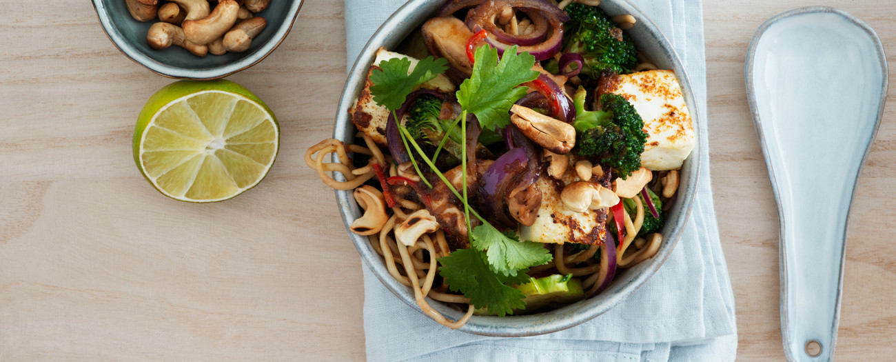 Nudelwok med paneer, shiitake och koriander