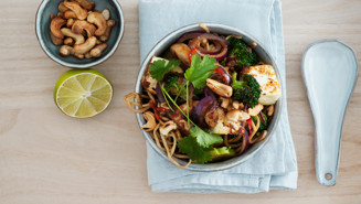 Nudelwok med paneer, shiitake och koriander