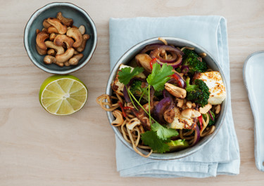Nudelwok med paneer, shiitake och koriander