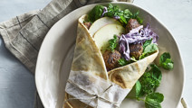 Krispig rödkålssallad i wrap med äpple, mynta och köttbullar