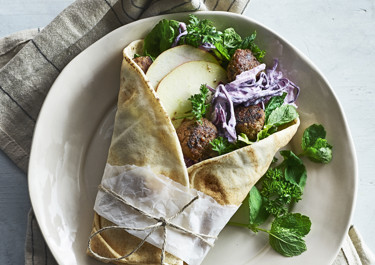 Krispig rödkålssallad i wrap med äpple, mynta och köttbullar