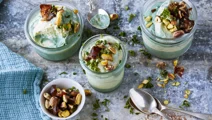 Avokadoyoghurtglass med dadelströ, pistagenötter och persilja