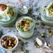 Avokadoyoghurtglass med dadelströ, pistagenötter och persilja