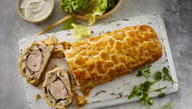 Indbagt mørbrad med brøndkarse og salat