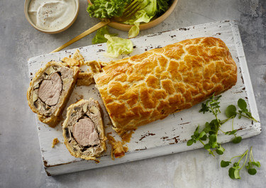 Indbagt mørbrad med brøndkarse og salat